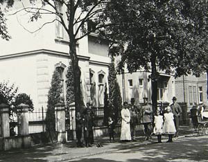 Familie Altmeppen vor der Villa um 1930