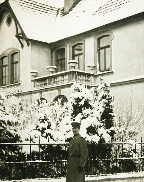 Johann Altmeppen vor der Villa